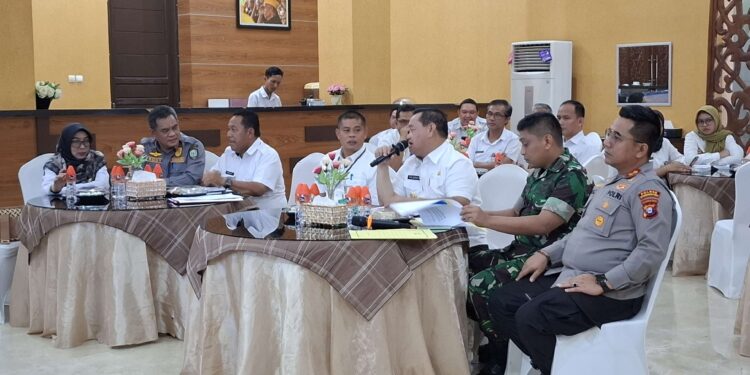 Foto: DIAN/MATA KALTENG - Rapat Koordinasi bersama Forkopimda Kotim Tindak Lanjut Normalisasi Saluran Irigasi Kecamatan Teluk Sampit di, Rujab Bupati Kotim, 16 April 2025.