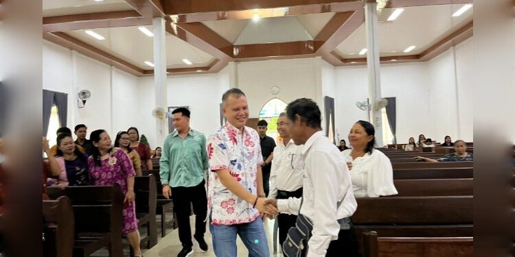 FOTO : DISKOMINFO SANTIK/MATA KALTENG - Bupati Gumas Jaya Samaya Monong bersalaman jemaat GKE, di Gereja Barita Salamat, Desa Hurung Bunut, Minggu, 13 April 2025.