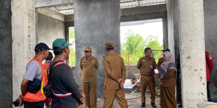 FOTO : MATAKALTENG - Bupati Sukamara, Masuki melakukan sidak ke proyek pembangunan gedung Puskesmas Jelai di Kecamatan Jelai.