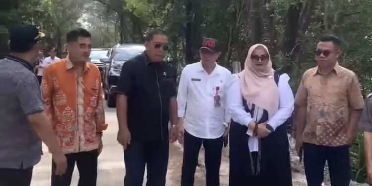 Foto: IST/MATA KALTENG - Wabup Kotim Saat Dampingi DPRD Provinsi Kalteng Tinjau Abrasi di Ujung Pandaran, 16 April 2025.