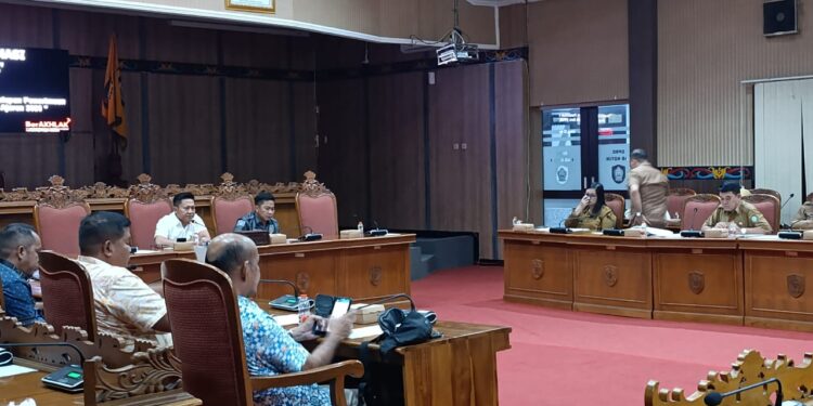 Foto:DIAN/MATA KALTENG - Rapat koordinasi SPMB 2025 Komisi III dan Dinas Pendidikan Kotim, 15 April 2025.