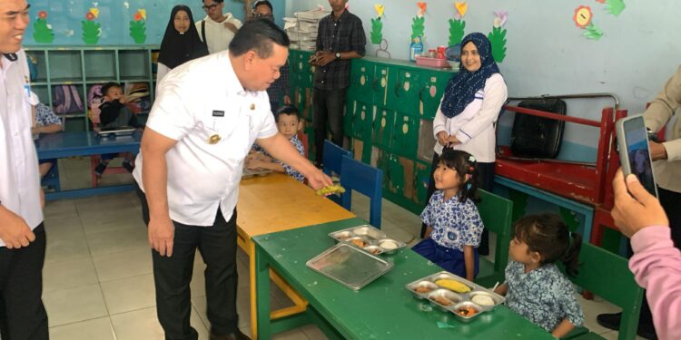Foto: DIAN/MATA KALTENG - Bupati Kotim Halikinnor saat pantau MBG di TK Pembina, Sampit, 16 April 2025.