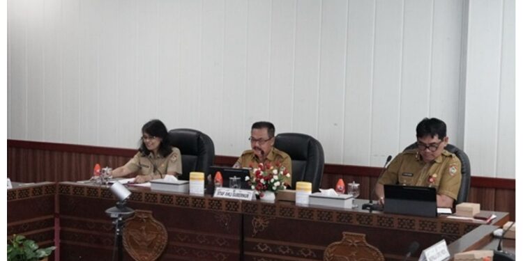 FOTO: IST/MATAKALTENG - Herson B. Aden mewakili Gubernur Kalteng pimpin Rapat Koordinasi Forum Penataan Ruang.