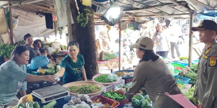 FOTO : SATPOL PP GUMAS/MATA KALTENG - Tim gabungan melakukan penertiban PKL di pasar lama Kuala Kurun, Senin, 14 April 2025.