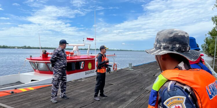 FOTO: MATAKALTENG - Tim gabungan pada saat melakukan persiapan pencarian korban diduga tenggelam.