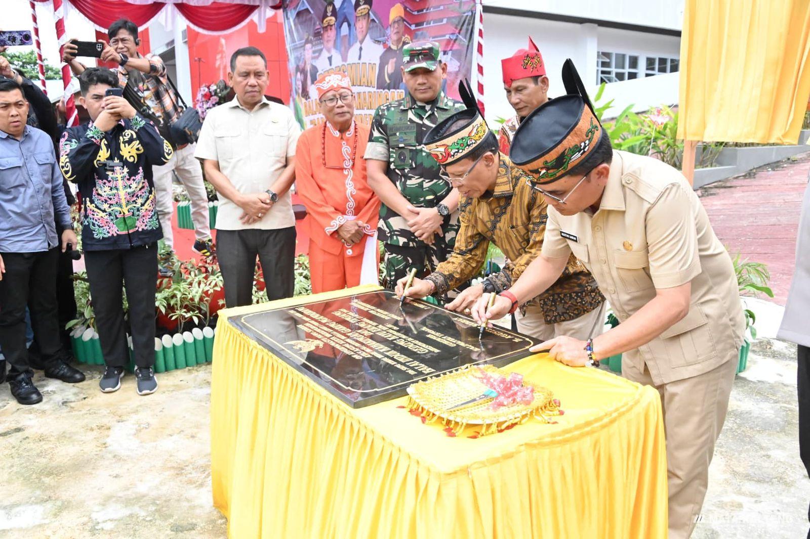 Gubernur Kalteng Resmikan Balai Hindu Kaharingan ‘Garing Nganderang’ dan Gedung Kayu Erang Tingang