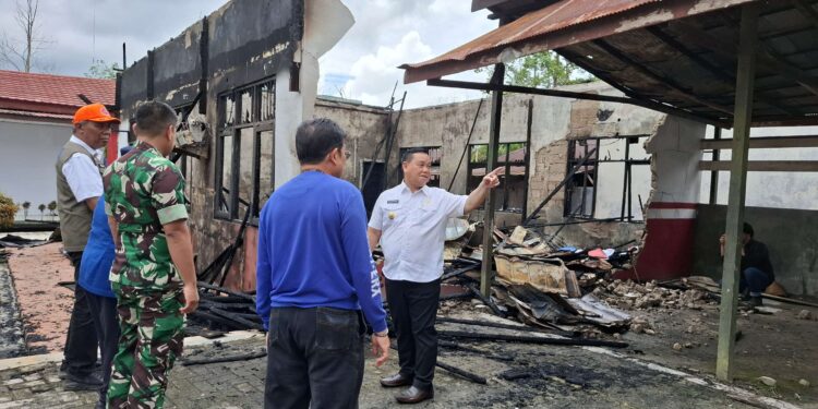 Foto:DIAN/MATA KALTENG - Bupati Kotim Halikinnor saat meninjau lokasi kebakaran di STIH Habaring Hurung Sampit, 16 April 2025.