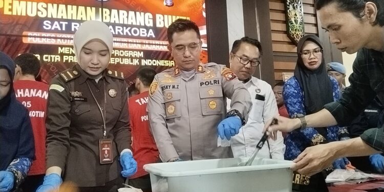 FOTO: AGUS/MATAKALTENG - Pemusnahan narkotika di Mapolres Kotim. Kamis, 17 April 2025.