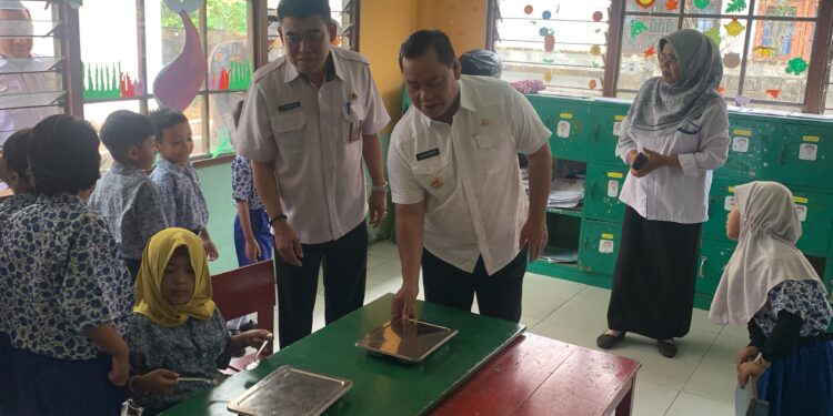 Foto: DIAN/MATA KALTENG - Bupati Kotim Halikinnor saat tinjau MBG di TK Pembina, 16 April 2025.