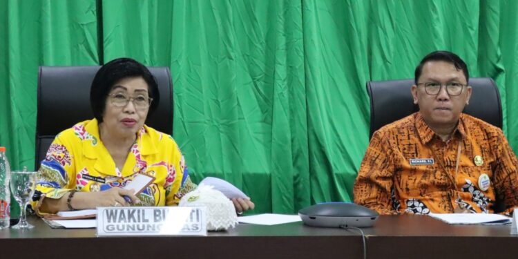 FOTO : DISKOMINFO SANTIK GUMAS/MATA KALTENG - Wakil Bupati Gumas Efrensia LP Umbing didampingi Sekda Richard, ketika memimpin rapat percepatan persiapan perubahan Perusda Gunung Mas Perkasa menjadi Perseroda, di ruang rapat lantai 1 kantor bupati setempat, Kamis, 17 April 2025.