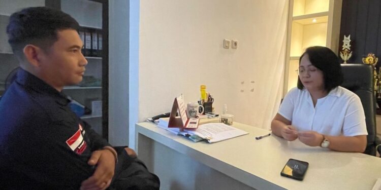 FOTO : UPT RSUD KUALA KURUN/MATA KALTENG - Direktur UPT RSUD Kuala Kurun Rusni D Mahar ketika berbincang dengan awak media, di ruang kerjanya, Kamis, 17 April 2025.