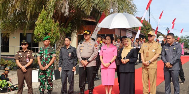 FOTO : DPRD GUMAS/MATA KALTENG - Ketua Kabupaten DPRD Gumas Binartha (tiga dari kanan) ketika menghadiri penyambutam Kapolres Gumas yang baru AKBP Heru Eko Wibowo di halaman mapolres setempat, Selasa, 15 April 2025.