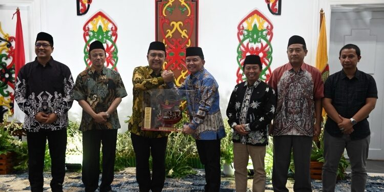 FOTO: IST/MATAKALTENG - Gubernur Kalteng Agustiar Sabran menyambut kedatangan Tim Asesor BAN-PT RI.
