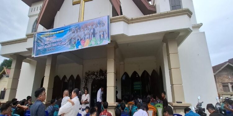 FOTO: IST/MATA KALTENG - Peringatan Jumat Agung di GKE Luwuk Bunter Kecamatan Cempaga, Jumat 18 April 2025.
