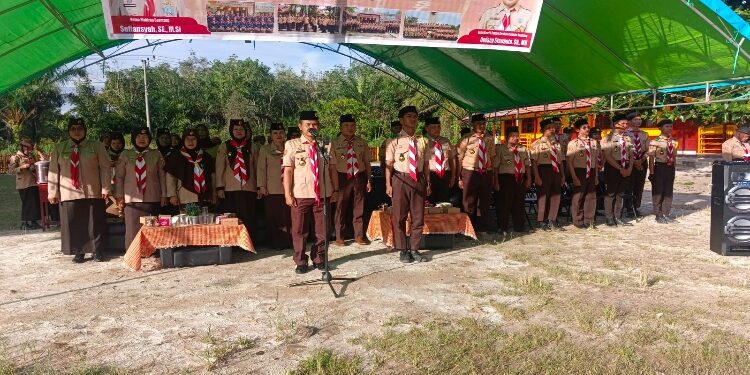 FOTO: IST/MATA KALTENG - Upacara gelar senja Kwartir Ranting Gerakan Pramuka Baamang di Kelurahan Tanah Mas, Jumat 18 April 2025.