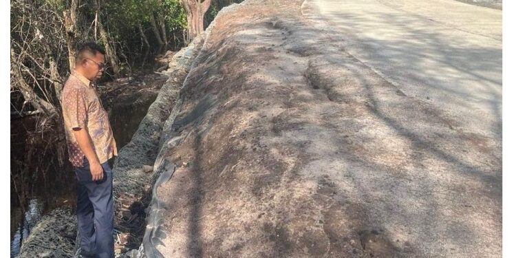 FOTO: IST/MATAKALTENG - Anggota Komisi IV DPRD Kalteng, Abdul Hafid saat melakukan peninjauan jalan rusak.