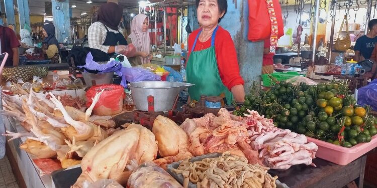 FOTO: IST/MATA KALTENG - Salah satu pedagang ayam di salah satu pasar tradisional di Kotim.
