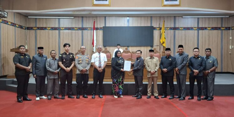 Foto: DIAN/MATA KALTENG - Penyerahan Rekomendasi DPRD Kotim terhadap Laporan Keterangan Pertanggung Jawaban Bupati Kotim Tahun Anggaran 2024, 21 April 2025.