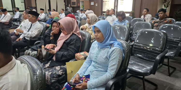 Foto:DIAN/MATA KALTENG - Peserta rapat paripurna DPRD Kotim yang menggunakan kebaya, 21 April 2025.