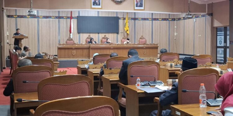 Foto:DIAN/MATA KALTENG - Rapat paripurna DPRD kabupaten Kotim tentang pandangan umum fraksi, 21 April 2025.