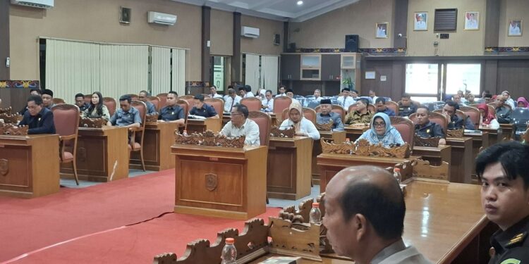 Foto: DIAN/MATA KALTENG -Penyampaian Pemandangan Umum Fraksi-Fraksi DPRD Kotim tentang RPJMD Kotim Tahun 2025-2029, 21 April 2025.