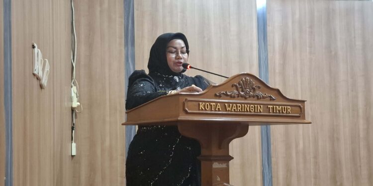 Foto: DIAN/MATA KALTENG -Penyampaian Jawaban Bupati Kotim oleh Wakil Bupati Irawati terhadap Pemandangan Umum Fraksi-Fraksi DPRD tentang RPJMD Kotim Tahun 2025-2029 di Ruang Rapat Paripurna DPRD Kotim, 21 April 2025.
