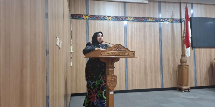 Foto: MATA KALTENG - Wakil Bupati Kotim Irawati tampak mengenakan kebaya pada saat menghadiri rapat paripurna di DPRD Kotim, 21 April 2025.