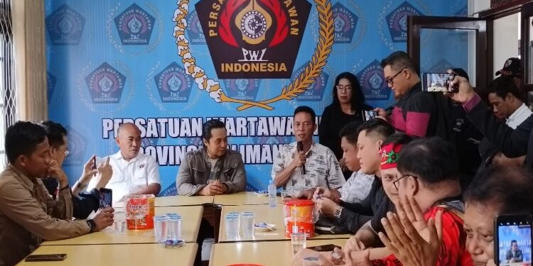 FOTO: OLIVIA/MATAKALTENG - Saifulah (tengah) saat menyampaikan permintaan maafnya di Sekretariat PWI Kalteng.