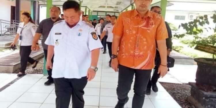 FOTO: IST/MATAKALTENG - Wakil Ketua Komisi III DPRD Kalteng, Tomy Irawan Diran, saat melakukan kunjungan kerja ke RSUD Mas Amsyar.