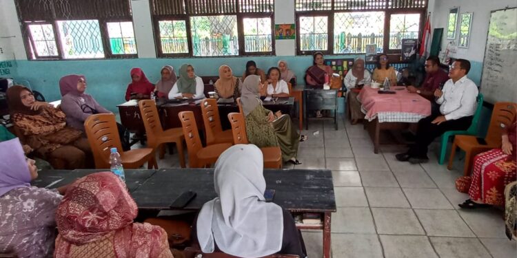 Foto: IST/MATA KALTENG - Rapat orang tua wali siswa SMPN 1 Sampit bersama pihak sekolah, 21 April 2025.