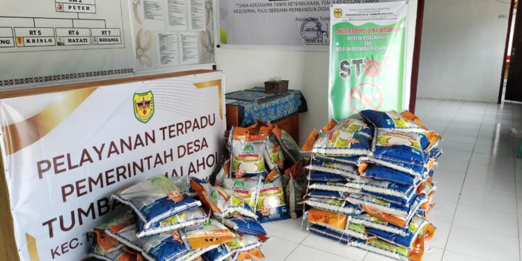 FOTO : DISKOMINFO SANTIK/MATA KALTENG - Sejumlah paket sembako pasar murah sudah tiba dan diterima oleh kantor Desa Tumbang Malahoi, Kecamatan Rungan, pekan lalu.