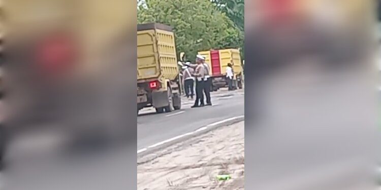 FOTO: IST/MATAKALTENG - Terlihat anggota Satlantas Polres Kotim sedang menahan kendaraan bermotor Jalan Jenderal Sudirman KM 9, Kelurahan Pasir Putih, Kecamatan MB Ketapang. Senin, 21 April 2025.