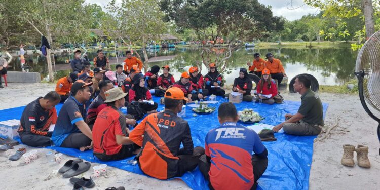 Foto: DIAN/MATA KALTENG - Pelatihan Bersama Pertolongan Air dengan Pos SAR dan BKSDA Resort Sampit oleh BPBD Kotim di Wisata Danau Alam Salju Jl. Betang Raya, Pasir Putih Kecamatan MB. Ketapang, 22 April 2025.