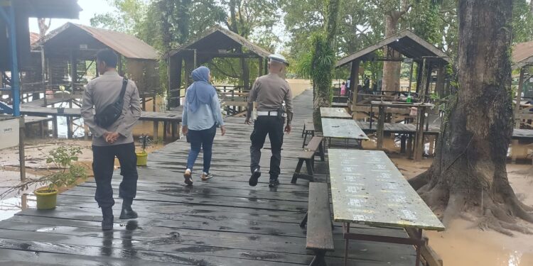 FOTO: MATAKALTENG - Personel Polresta Palangka Raya, pada saat melakukan patroli di objek wisata Kumkum.