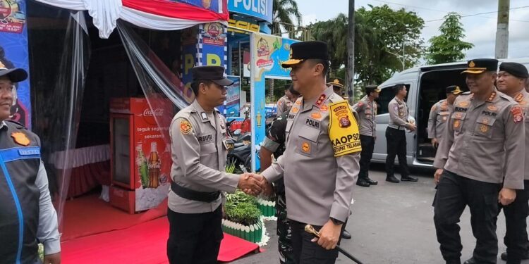 FOTO: MATAKALTENG - Kapolda Kalteng, Irjen Pol Iwan Kurniawan pada saat mengecek Pos Terpadu Ops Ketupat Telabang 2025.
