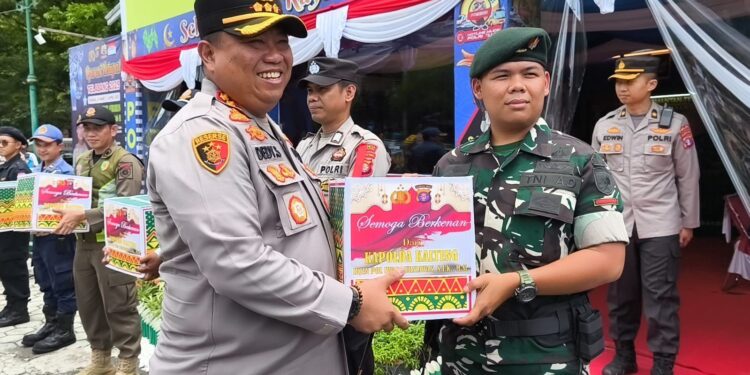 FOTO: MATAKALTENG - Kapolresta Palangka Raya, Kombes Pol Dedy Supriadi, pada saat menyerahkan bingkisan lebaran kepada personel Operasi Ketupat Telabang 2025.