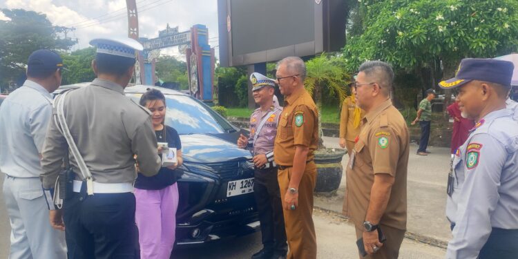 Foto: IST/MATA KALTENG - Sosialisasi pajak kendaraan oleh Bapenda Kotim, di kawasan Stadion 29 November Sampit, 22 April 2025.