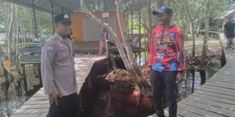FOTO: MATAKALTENG - Personel Polsek Bukit Batu, pada saat melakukan patroli ke objek wisata Surung Danum.
