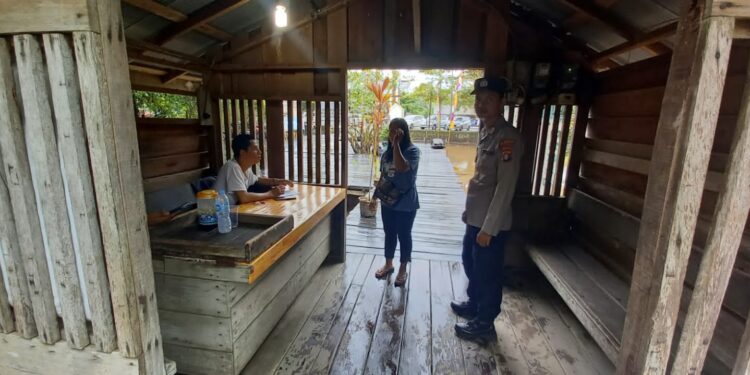 FOTO: MATAKALTENG - Personel Polresta Palangka Raya, pada saat melakukan patroli di objek wisata Kumkum.