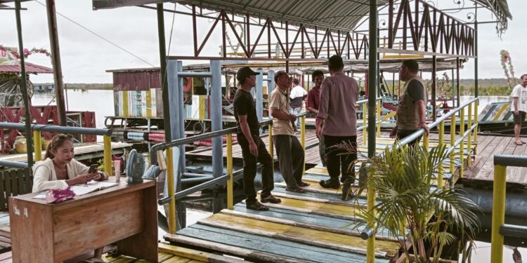 FOTO: MATAKALTENG - Personel Polsek Sebangau, pada saat mengimbau pengunjung di objek wisata air hitam Kereng Bangkirai.