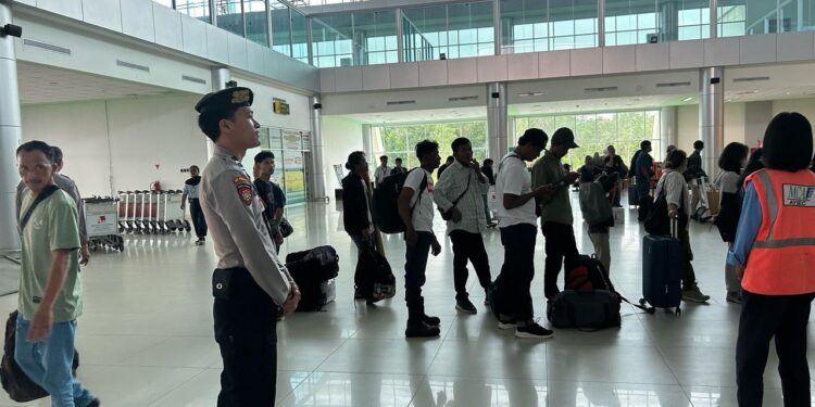 FOTO: MATAKALTENG - Personel Polresta Palangka Raya, pada saat melakukan patroli di Bandara Tjilik Riwut Palangka Raya.