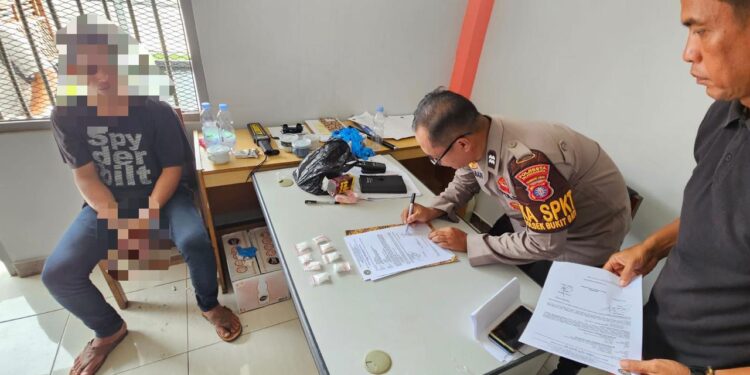 FOTO: MATAKALTENG - Terduga pelaku FN (32) pada saat diamankan personel Polresta Palangka Raya.