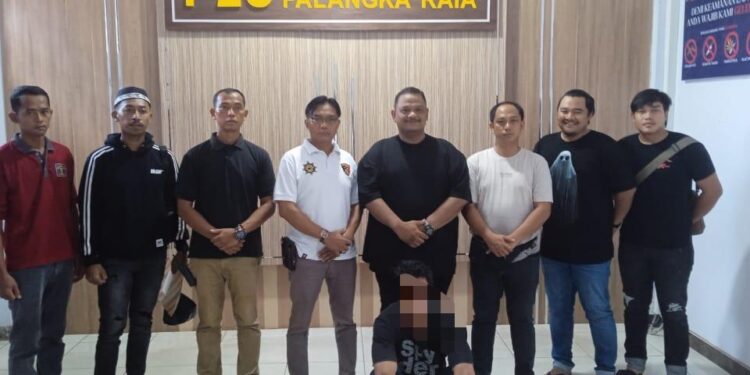 FOTO: MATAKALTENG - Personel Polresta Palangka Raya pada saat mengamankan terduga pelaku penyelundupan sabu.