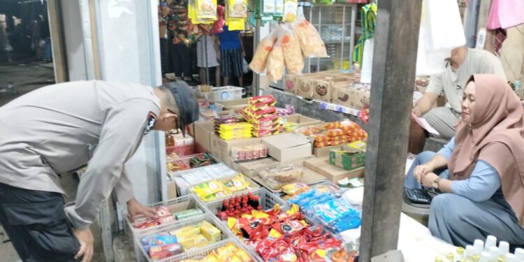 FOTO: MATAKALTENG - Personel Polsek Bukit Batu pada saat mengecek ketersediaan bapokting di Pasar Tangkiling.