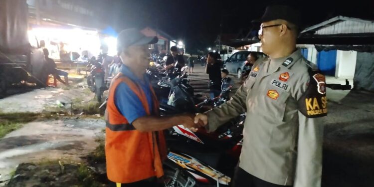 FOTO: MATAKALTENG - Personel Polresta Palangka Raya pada saat mengedukasi juru parkir.