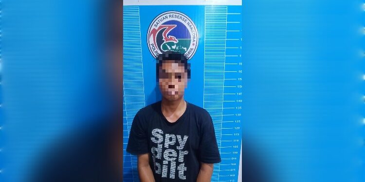 FOTO: MATAKALTENG - Terduga pelaku penyelundupan sabu pada saat diamankan di Mapolresta Palangka Raya.
