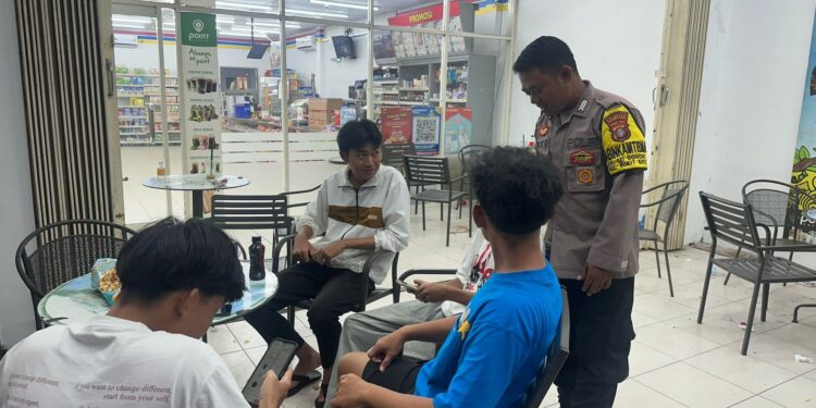 FOTO: MATAKALTENG - Personel Polsek Bukit Batu pada saat mendatangi tongkrongan sekelompok remaja.