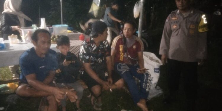 FOTO: MATAKALTENG - Personel Polsek Bukit Batu pada saat melakukan patroli di acara Festival Budaya Kampung.