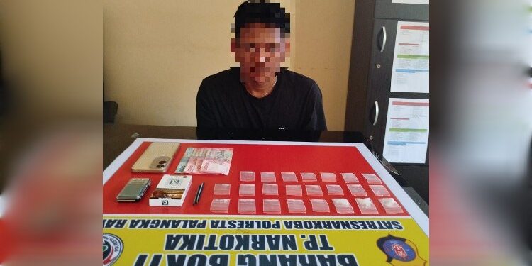 FOTO: MATAKALTENG - Terduga pelaku pada saat diamankan di Maporesta Palangka Raya.