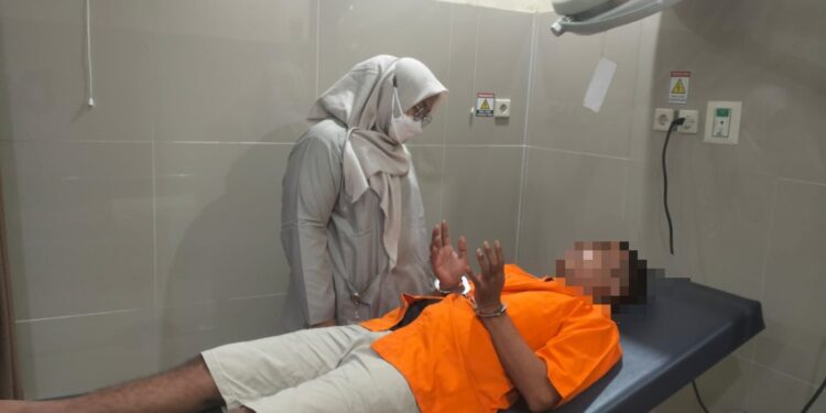 FOTO: MATAKALTENG - Tahanan berinisial ES pada saat menjalani perawatan di Rumah Sakit Bhayangkara Tingkat III Palangka Raya.